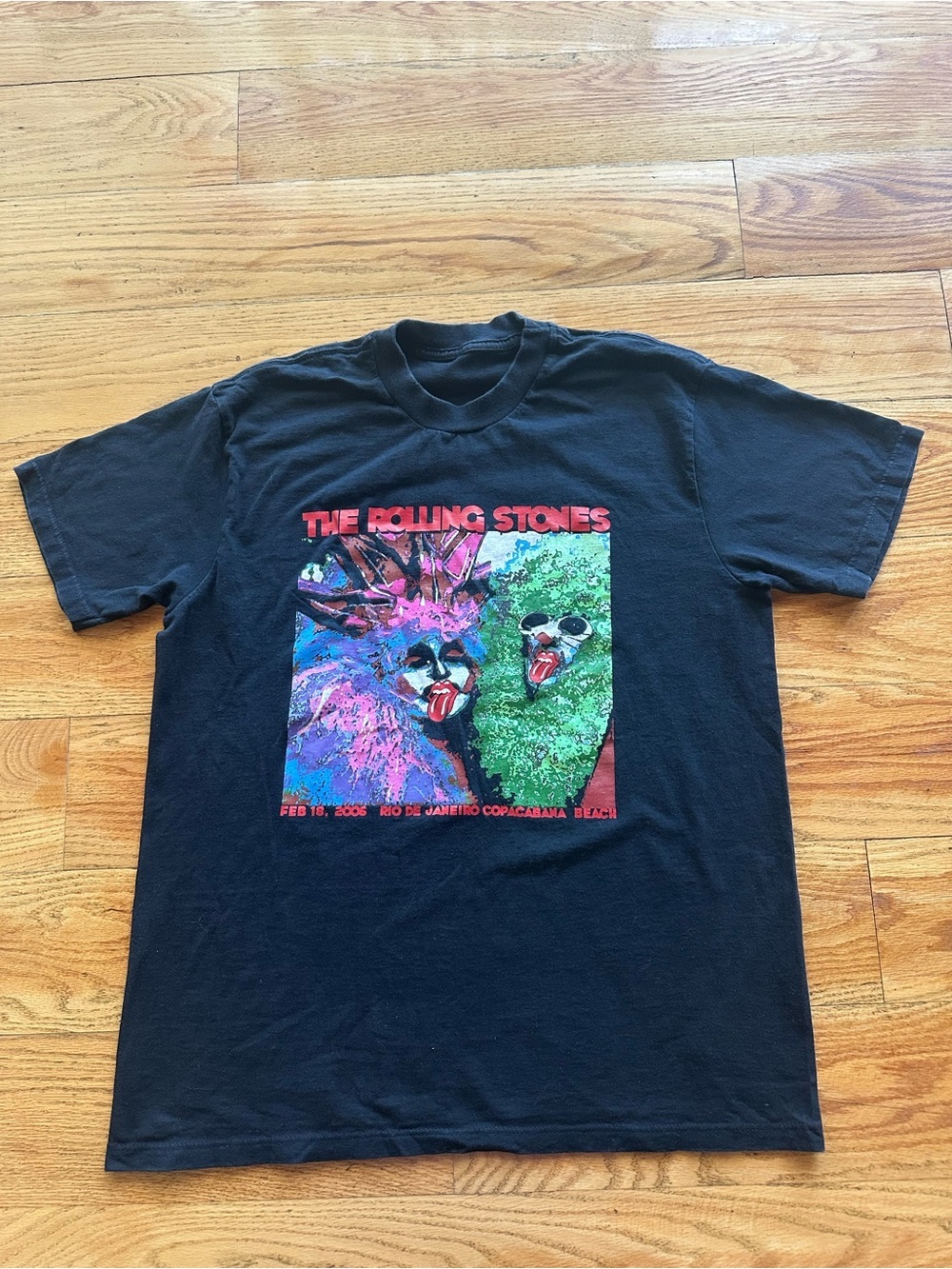 THE ROLLING STONES 2006 RIỒ DE JANEIRO COPACABANA BEACH MEN’S TSHIRT